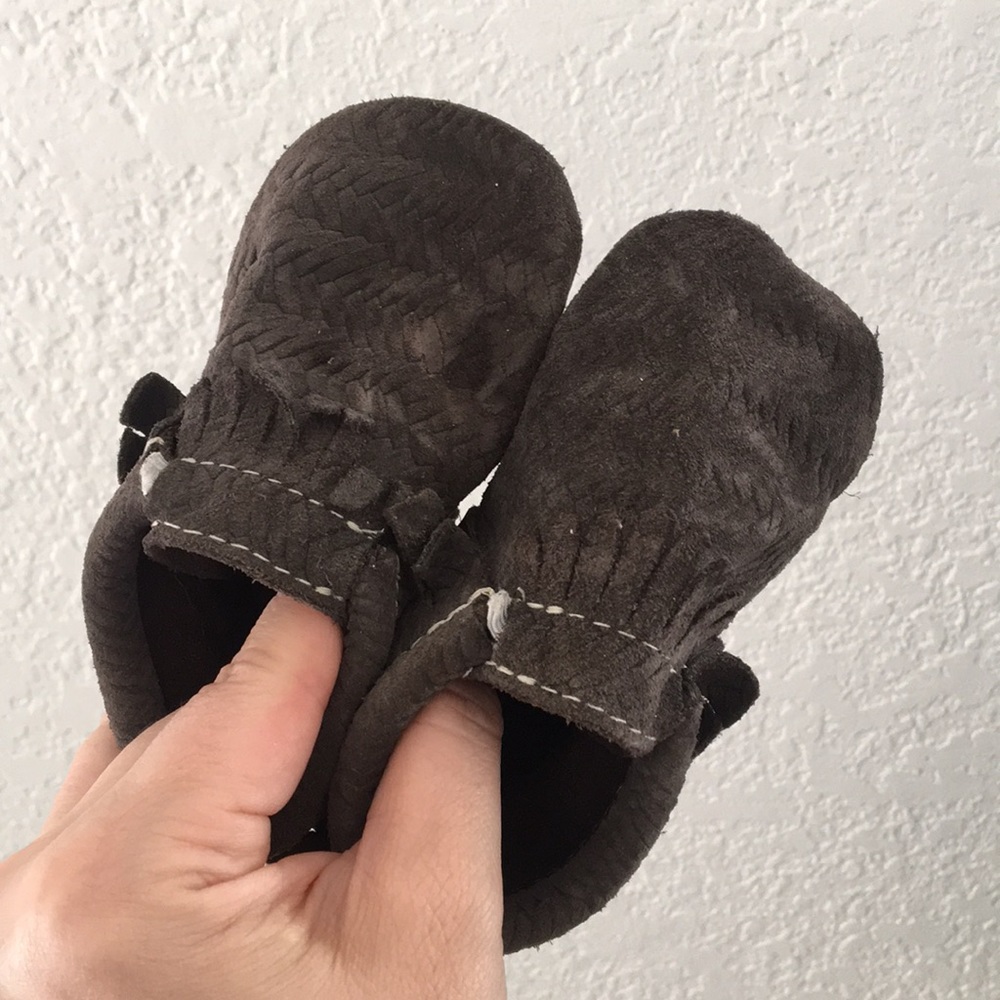 Dark gray/taupe Freshly Picked size 5 Moccs